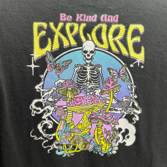 Weekend warrior size small be kind and explore mushroom skeleton graphic tee - Picture 5 of 5
